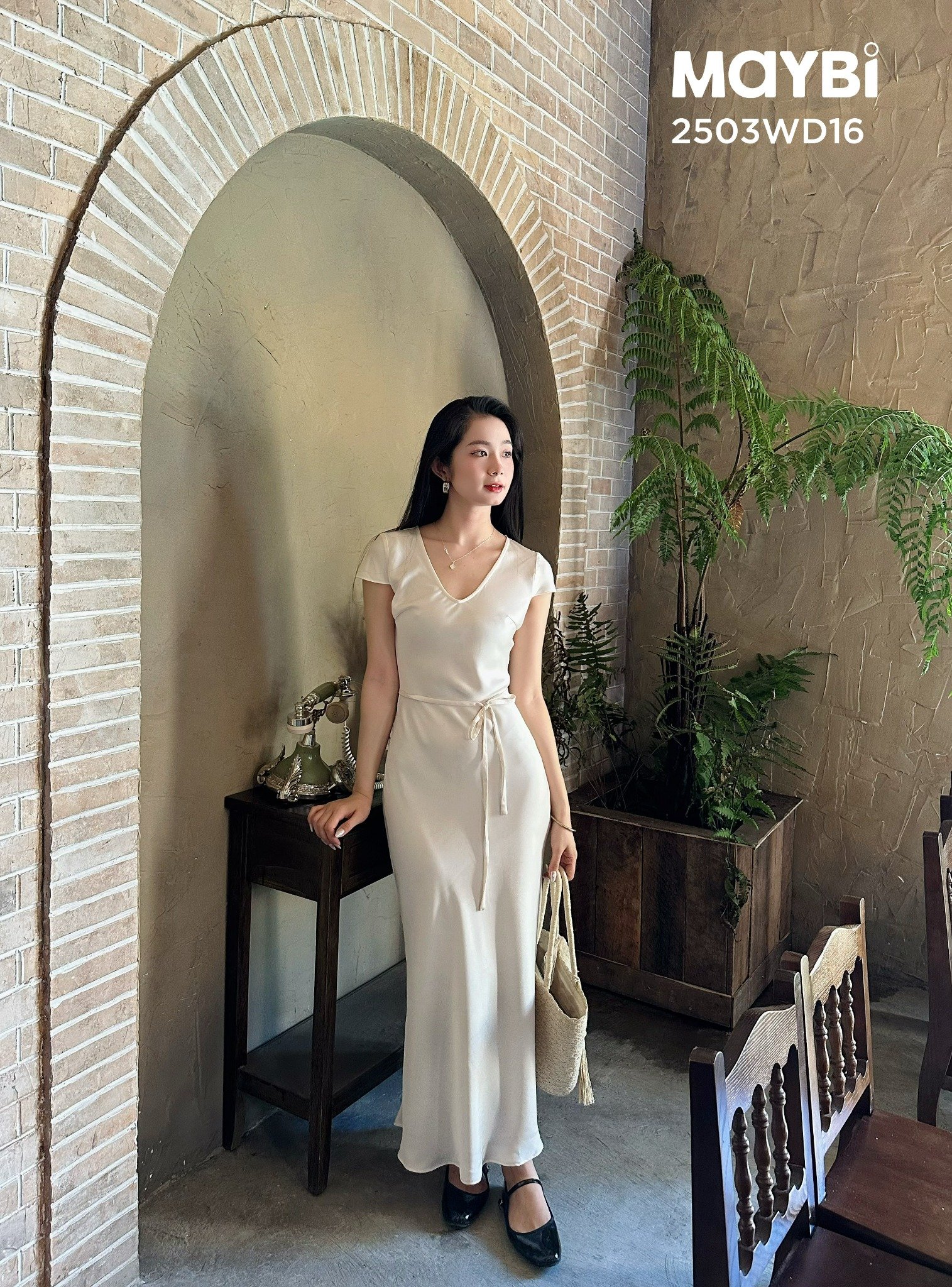 Đầm ôm lụa cổ V dáng midi