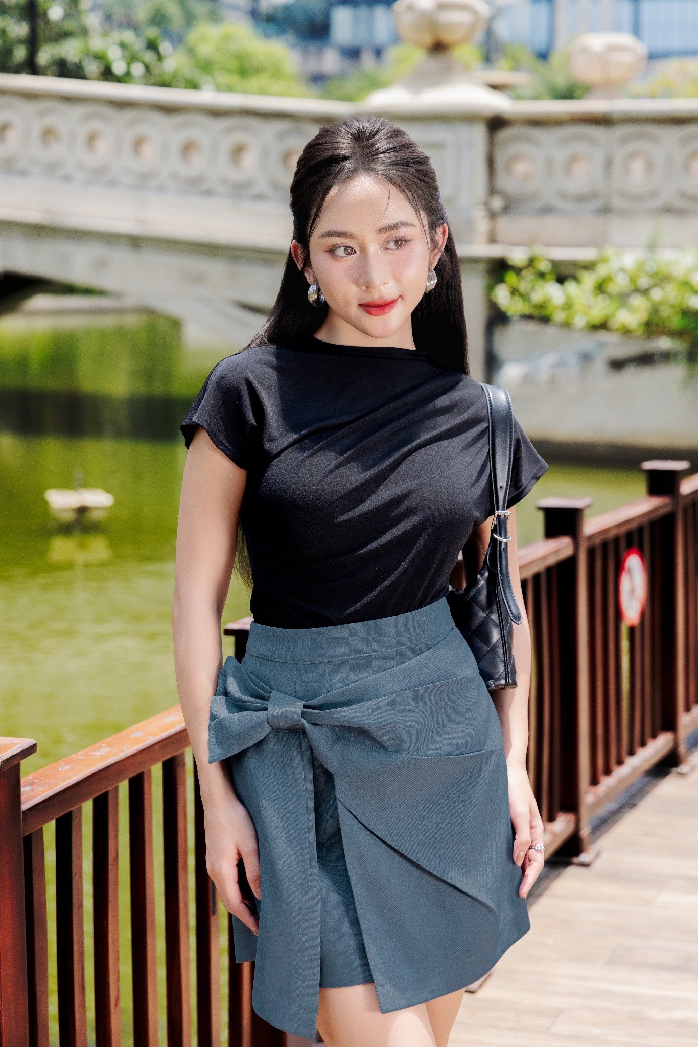 Áo thun ôm xếp ly vai