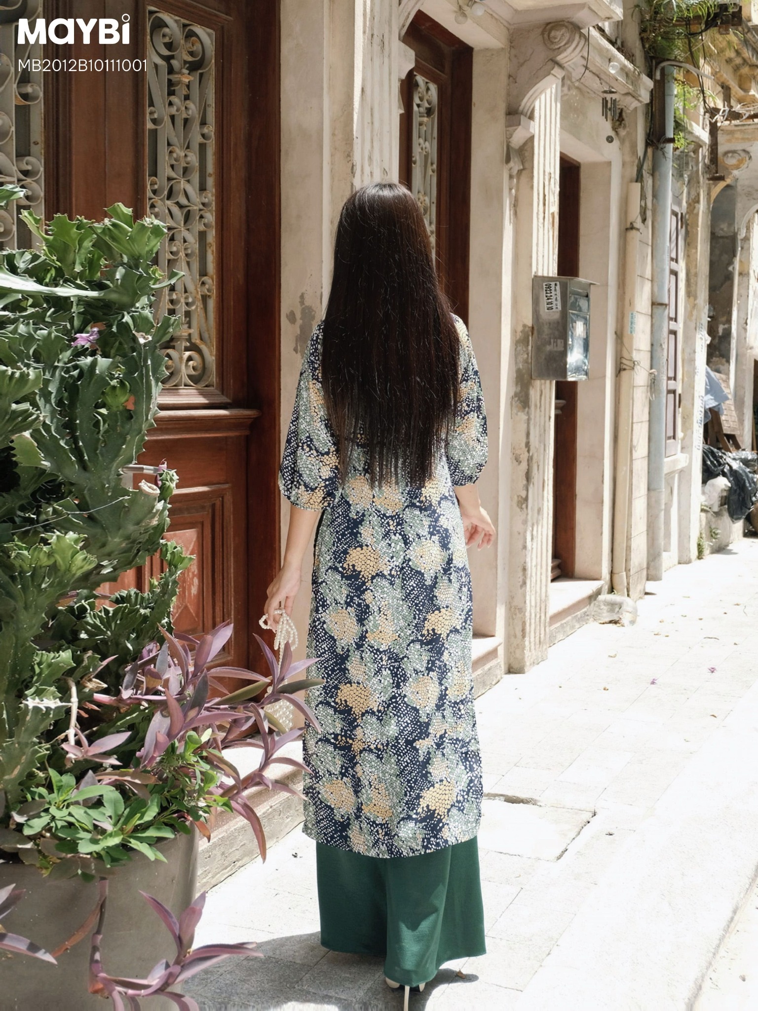 Áo dài ôm lụa in họa tiết xanh phối nơ cổ