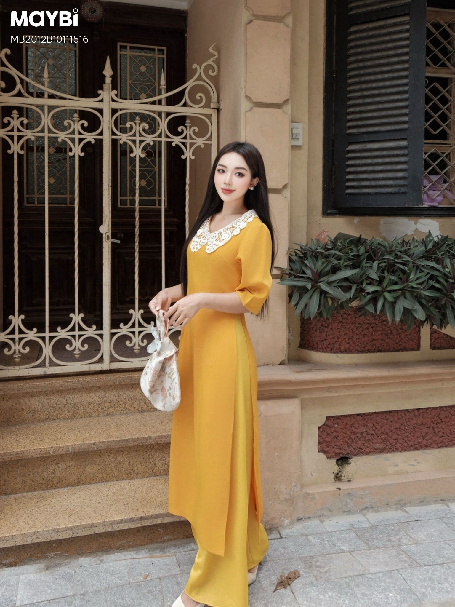 Áo dài ôm lụa vàng phối cổ ren trắng