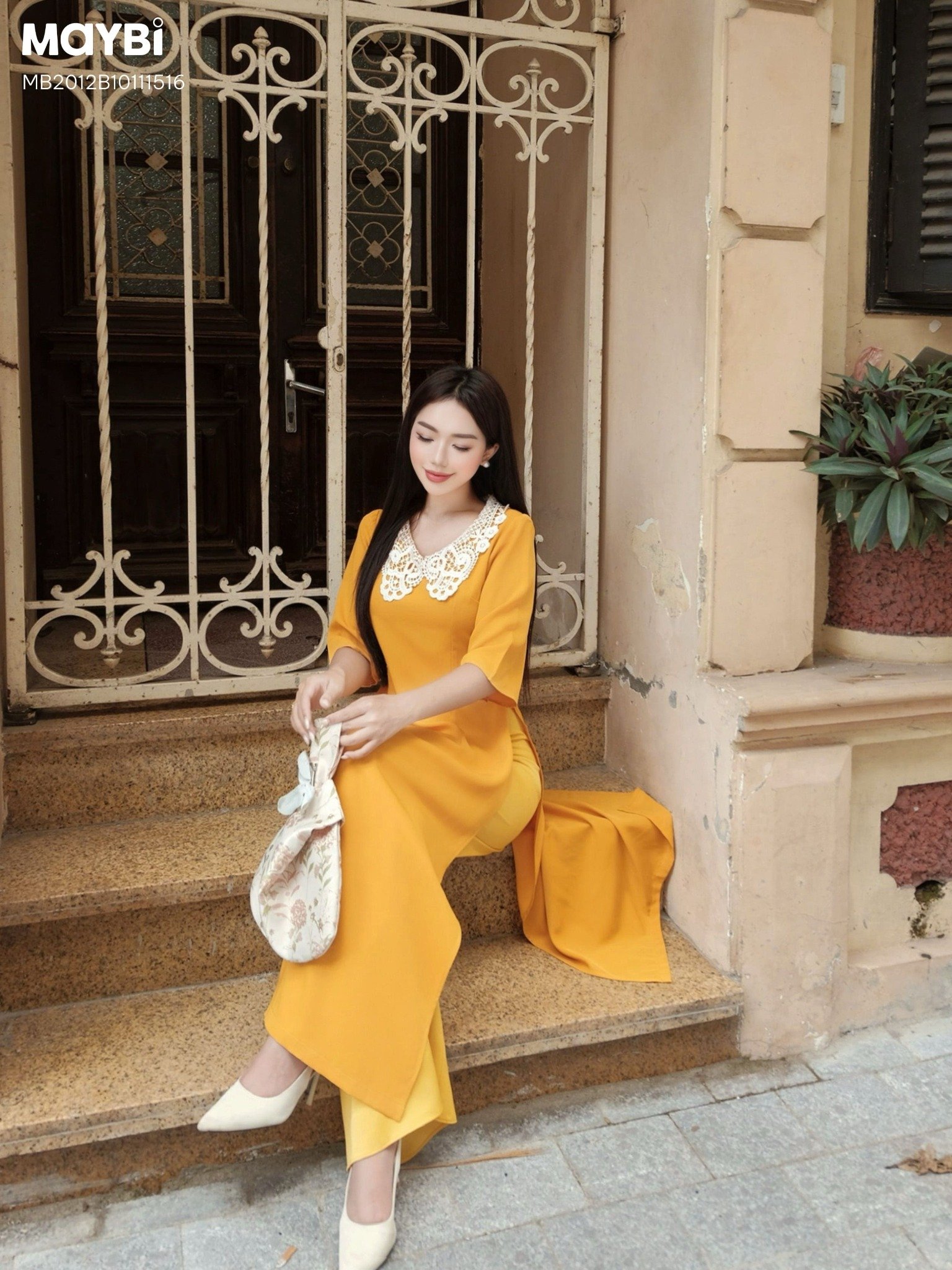 Áo dài ôm lụa vàng phối cổ ren trắng