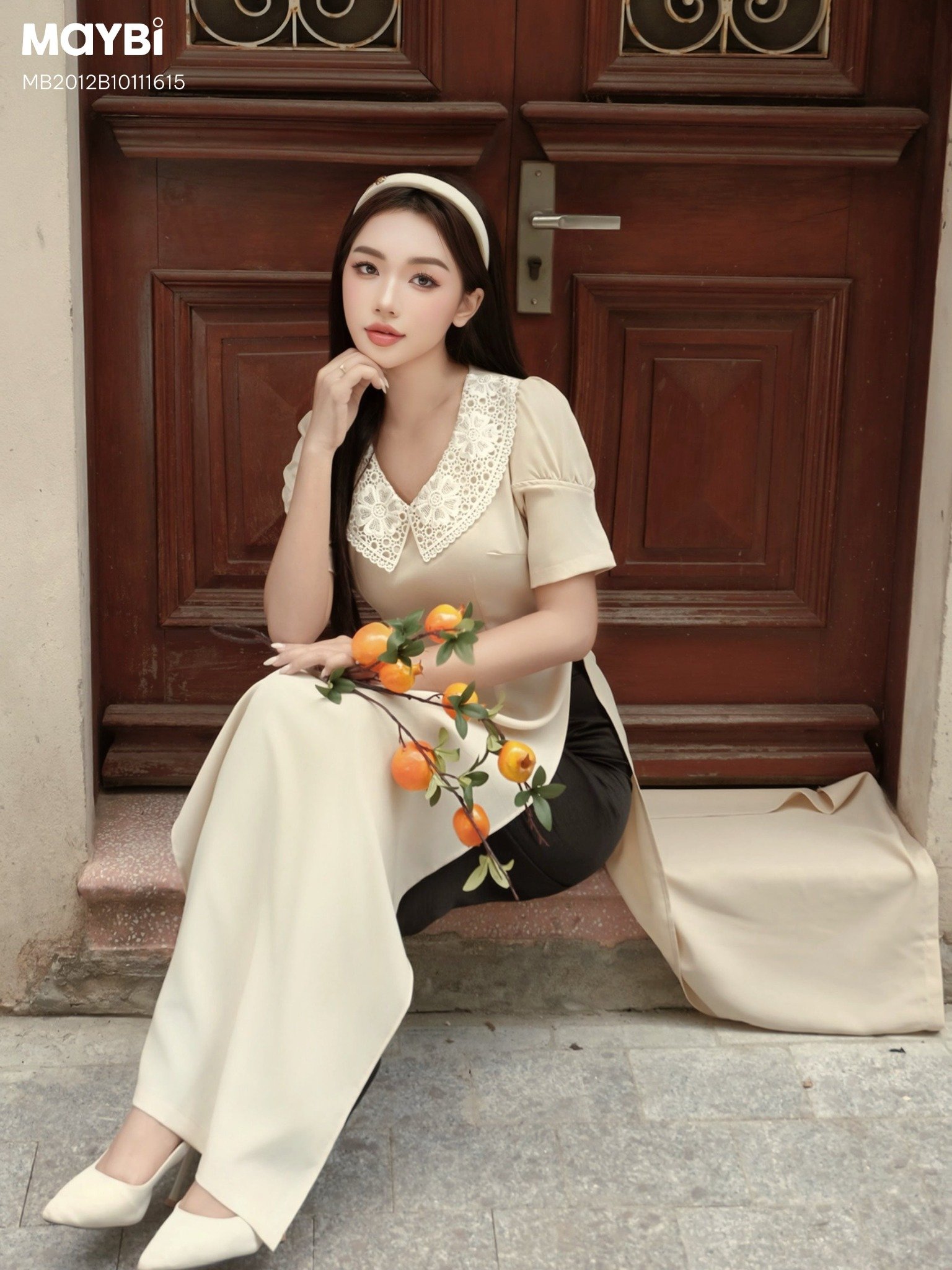 Áo dài ôm lụa trắng phối cổ ren trắng