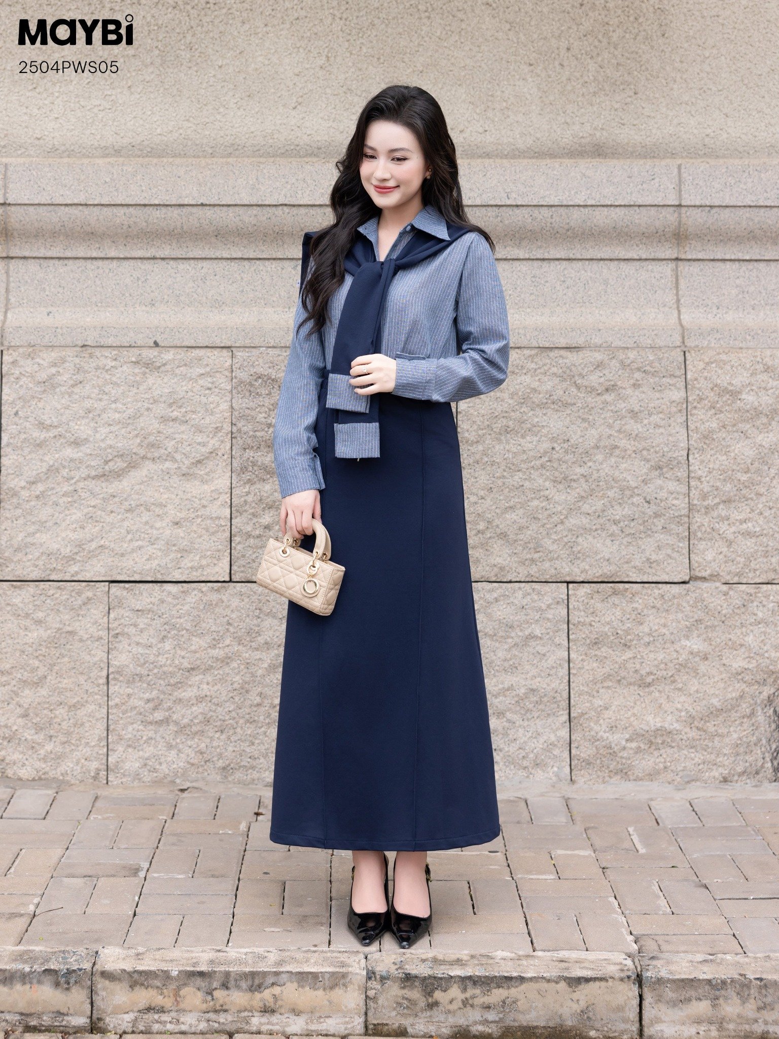 Set áo sơ mi và chân váy suông dáng midi kèm choàng cổ