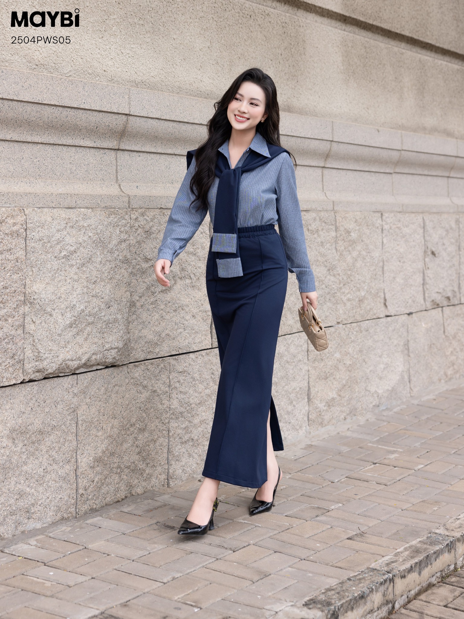 Set áo sơ mi và chân váy suông dáng midi kèm choàng cổ