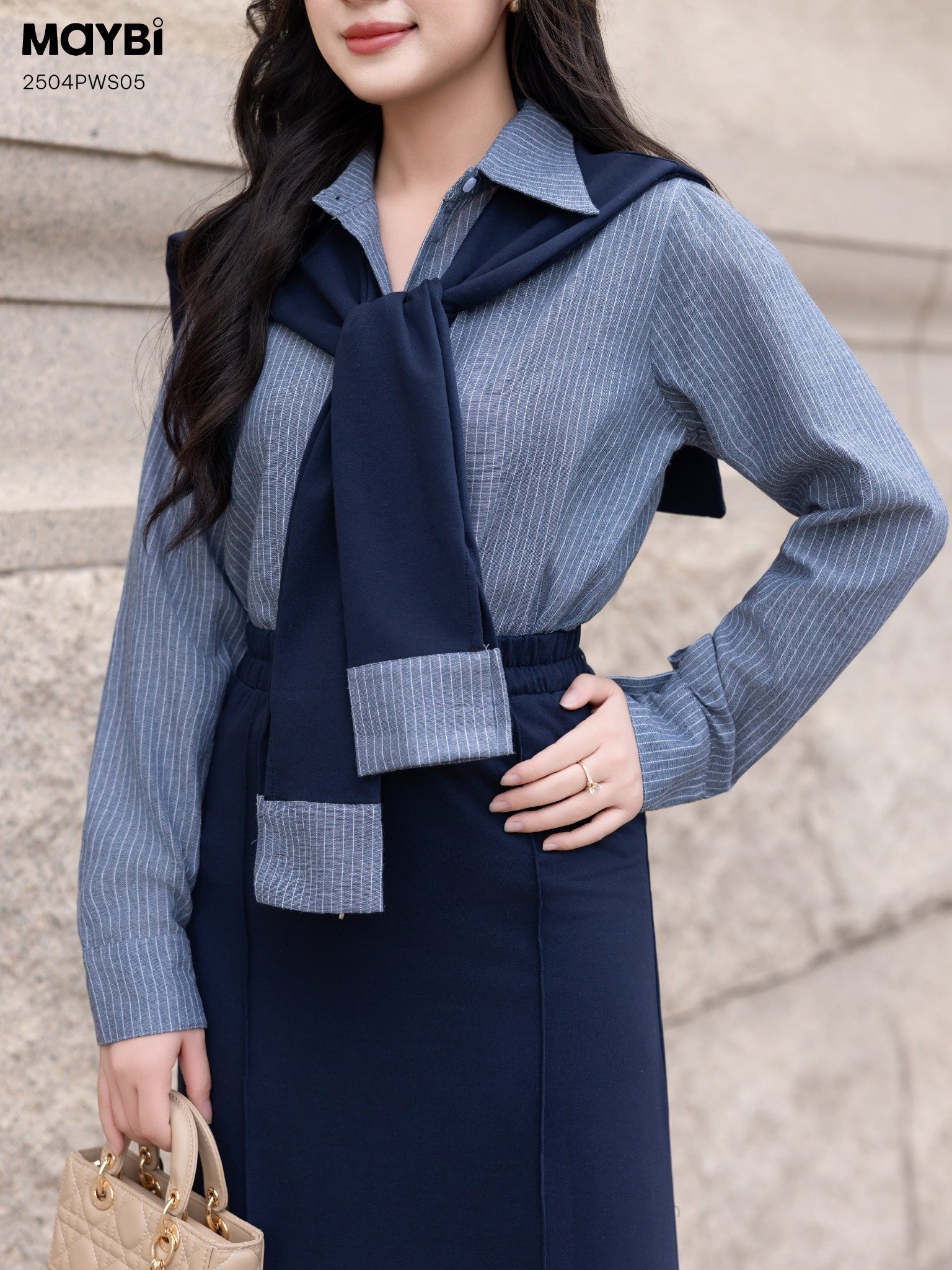 Set áo sơ mi và chân váy suông dáng midi kèm choàng cổ