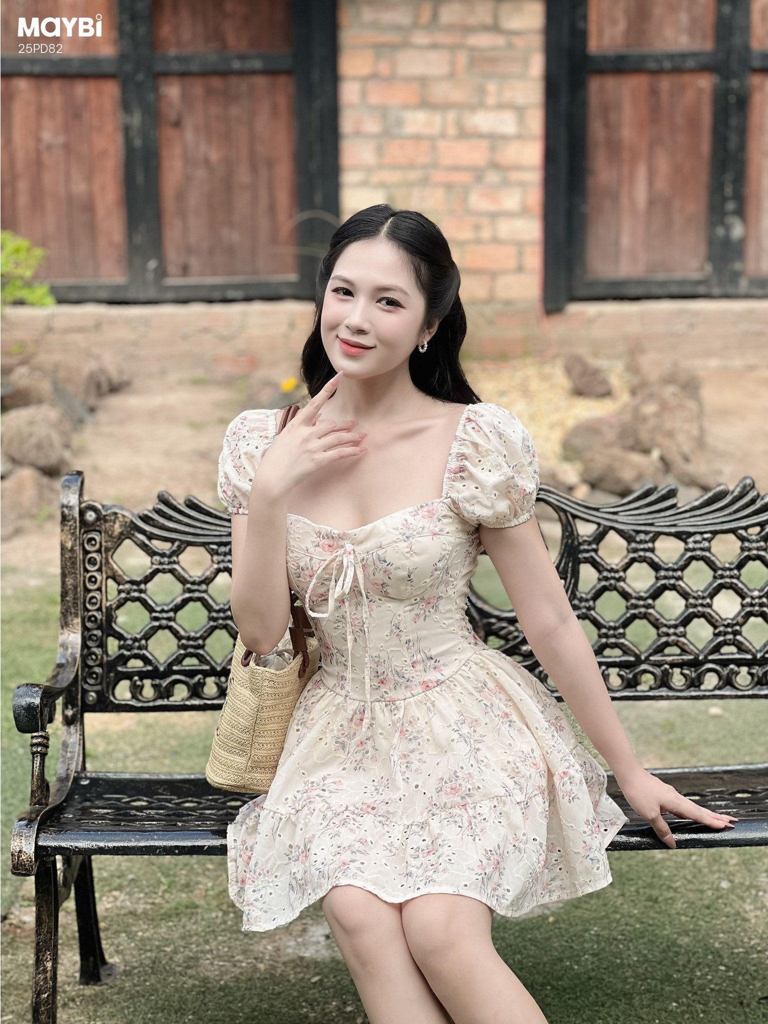 Đầm hoa xòe tay ngắn phồng dáng mini