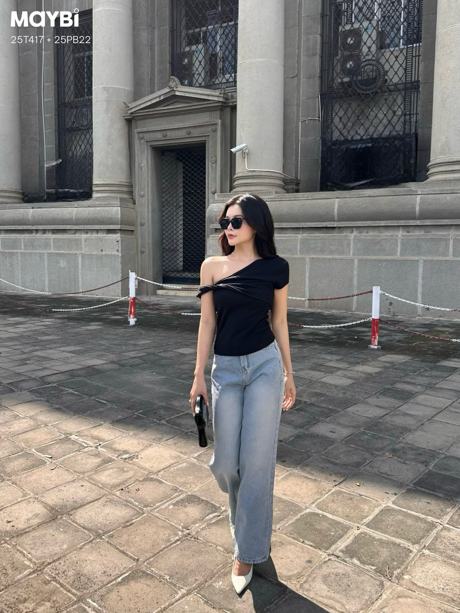 Quần jean xanh ống suông phối thêu nơ hồng