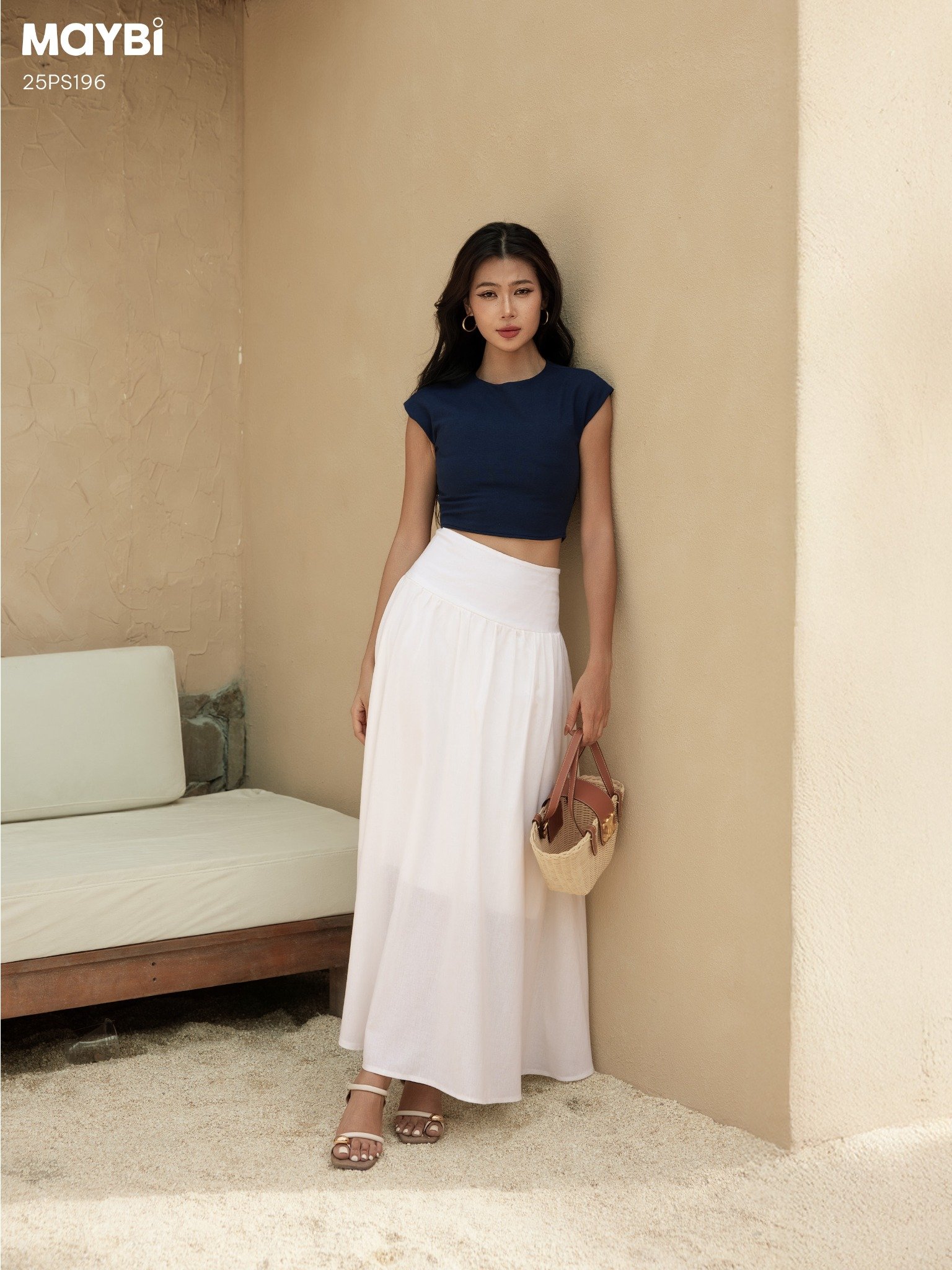 Set áo thun ôm ngắn tay xanh kèm chân váy dáng maxi