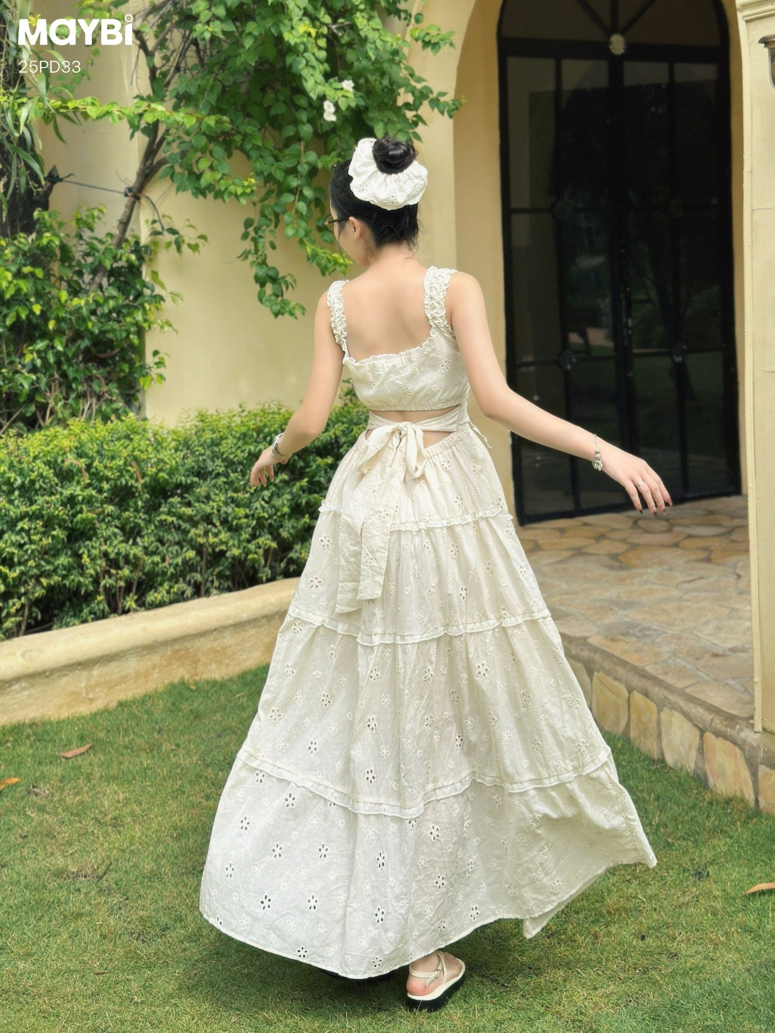 Đầm hai dây cotton thêu kem nhún xòe dáng maxi