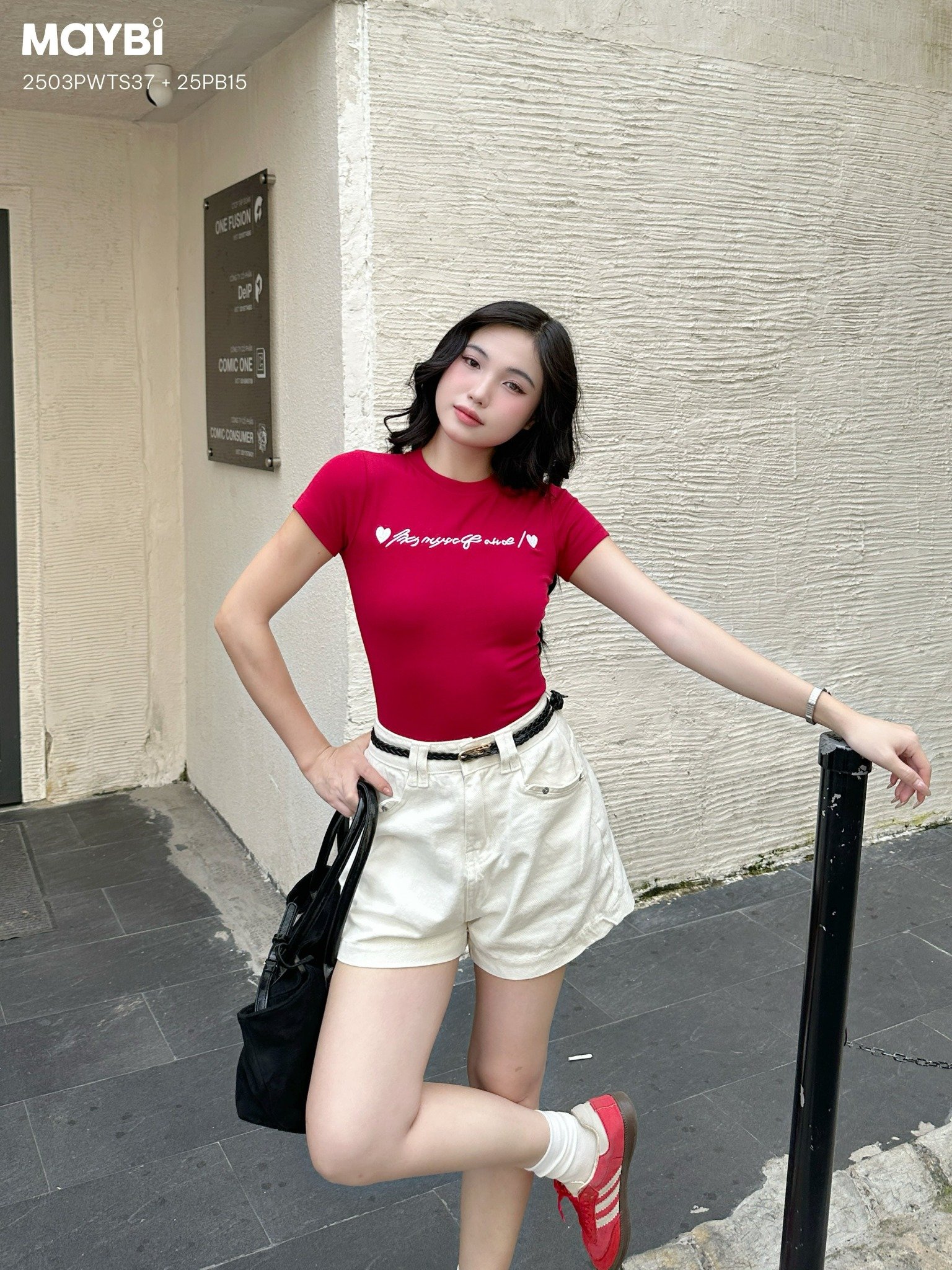 Áo thun ôm thêu chữ ngắn tay