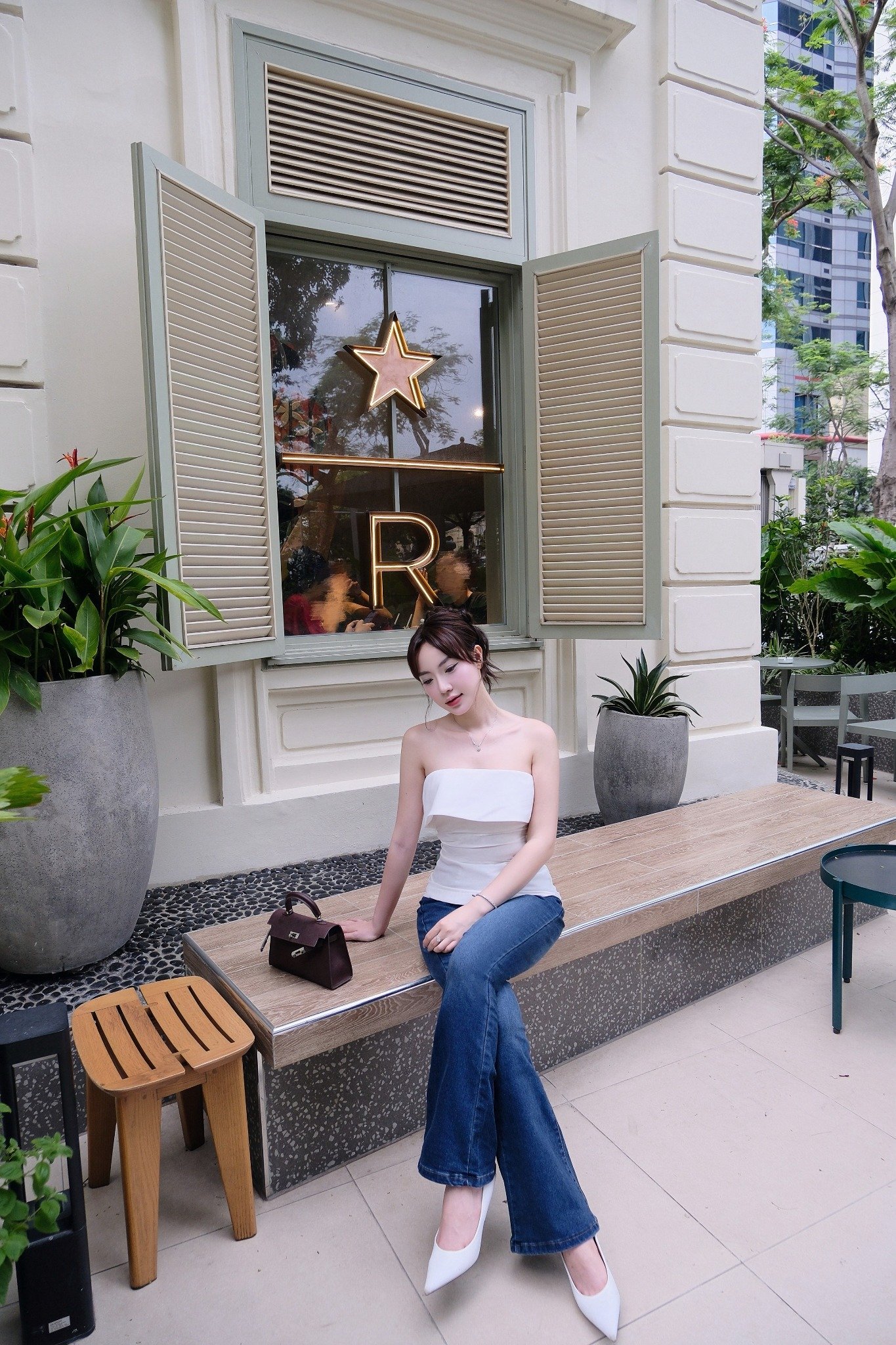 Quần jean ống loe xanh da trời đậm