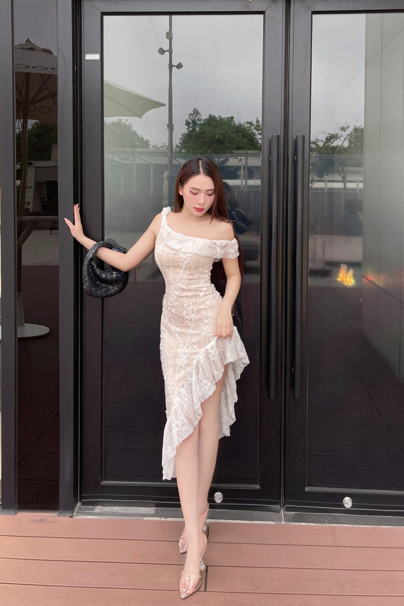 Đầm ôm ren hoa nổi lệch vai tà xéo dáng midi