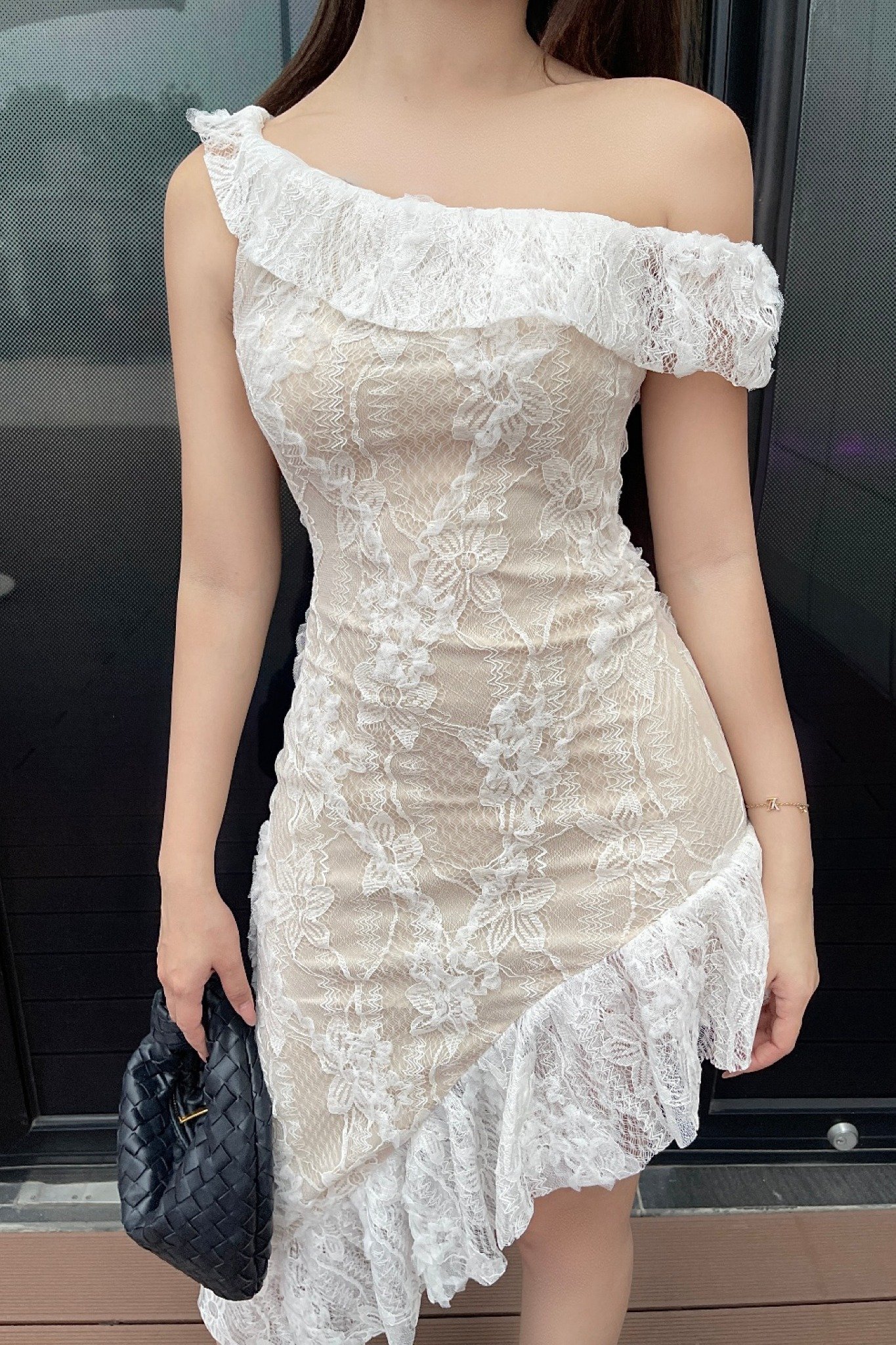 Đầm ôm ren hoa nổi lệch vai tà xéo dáng midi