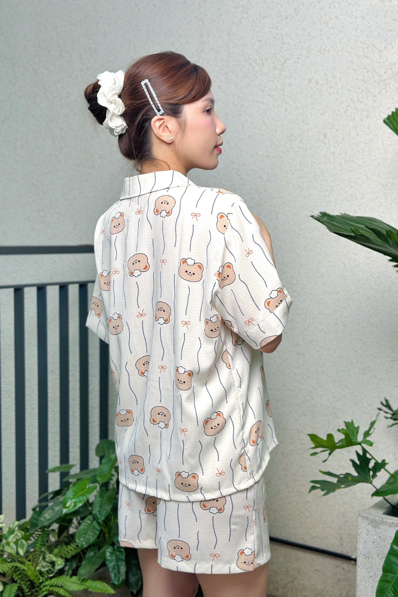 Bộ pyjama ngắn suông ngắn tay cotton nền kem họa tiết gấu nâu