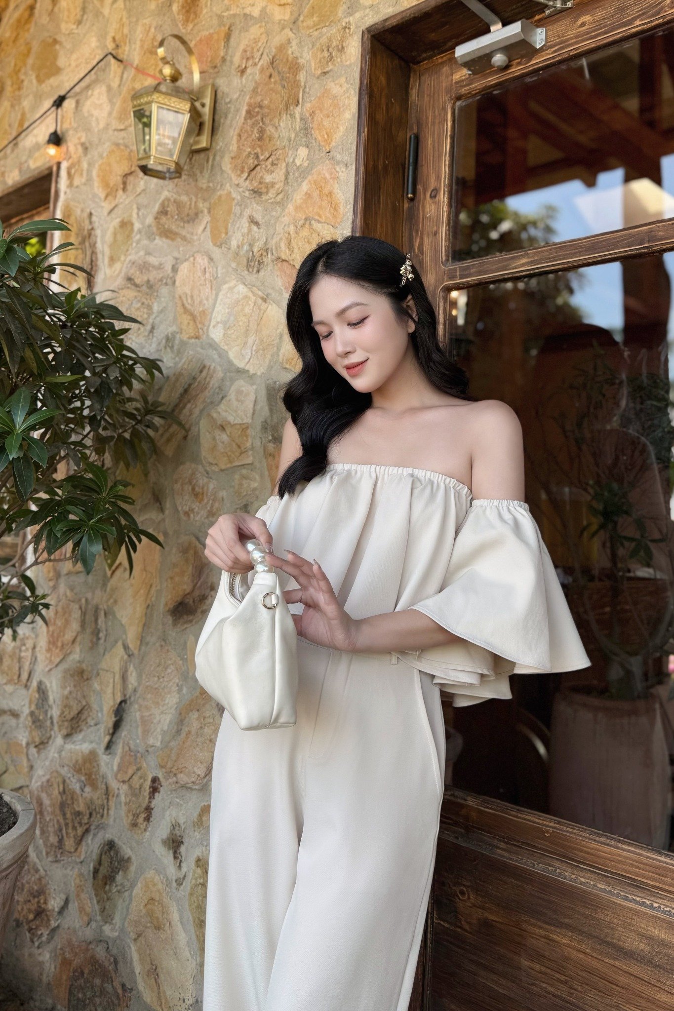 Set áo trễ vai nhún bèo và quần culottes ống rộng kem