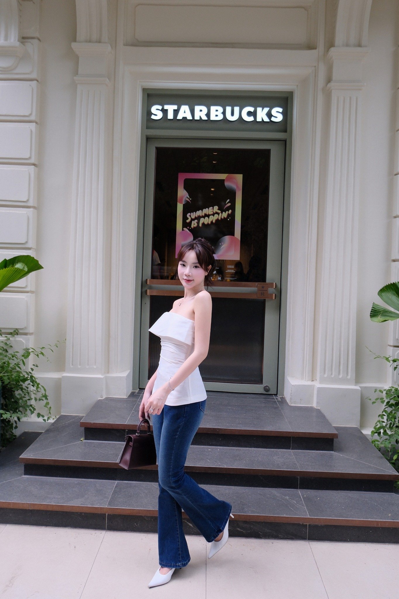 Quần jean ống loe xanh da trời đậm