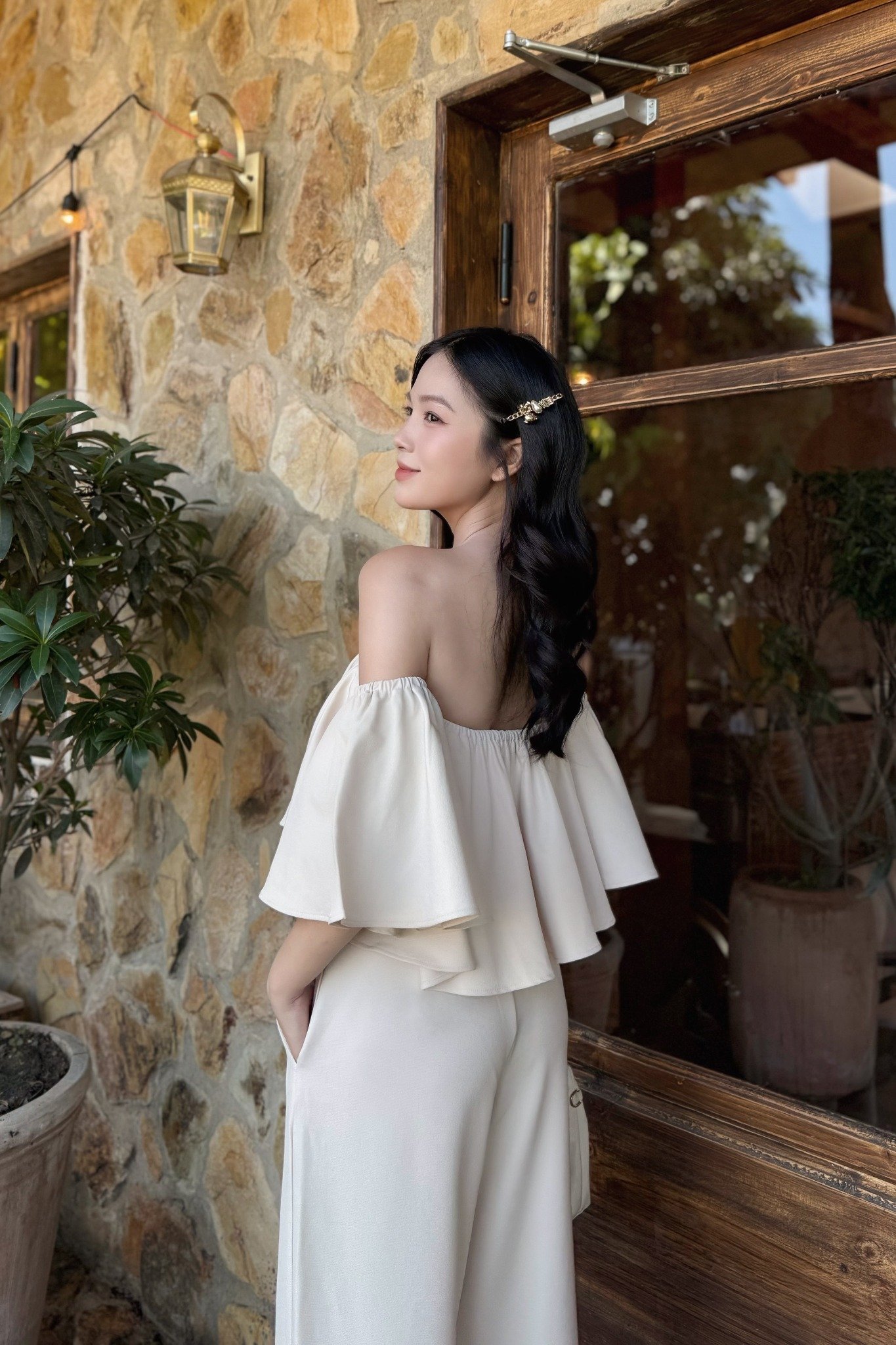 Set áo trễ vai nhún bèo và quần culottes ống rộng kem