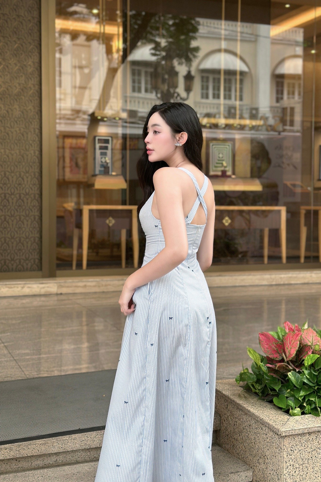 Đầm xòe sọc xanh in nơ hai dây dáng midi