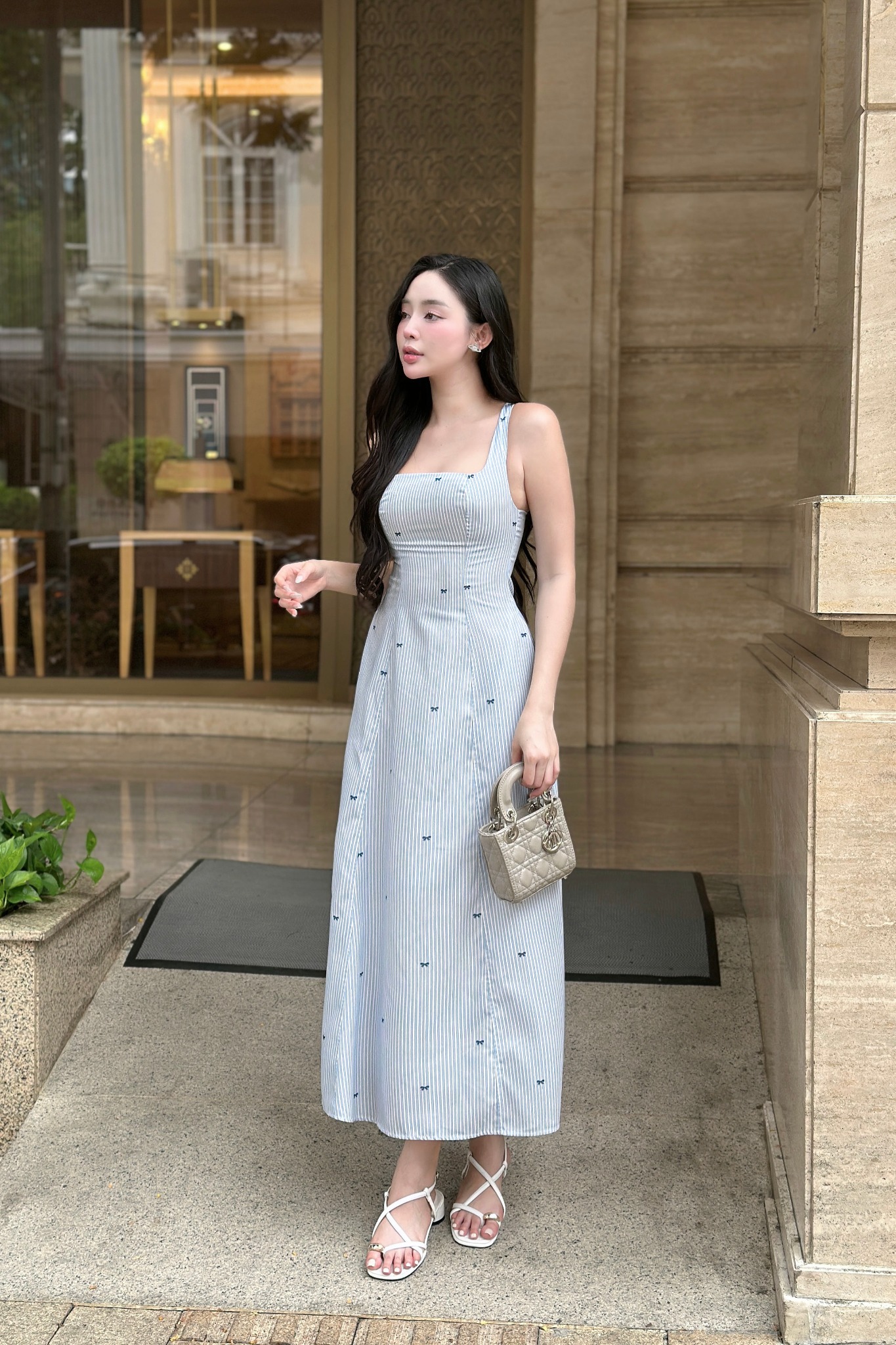 Đầm xòe sọc xanh in nơ hai dây dáng midi