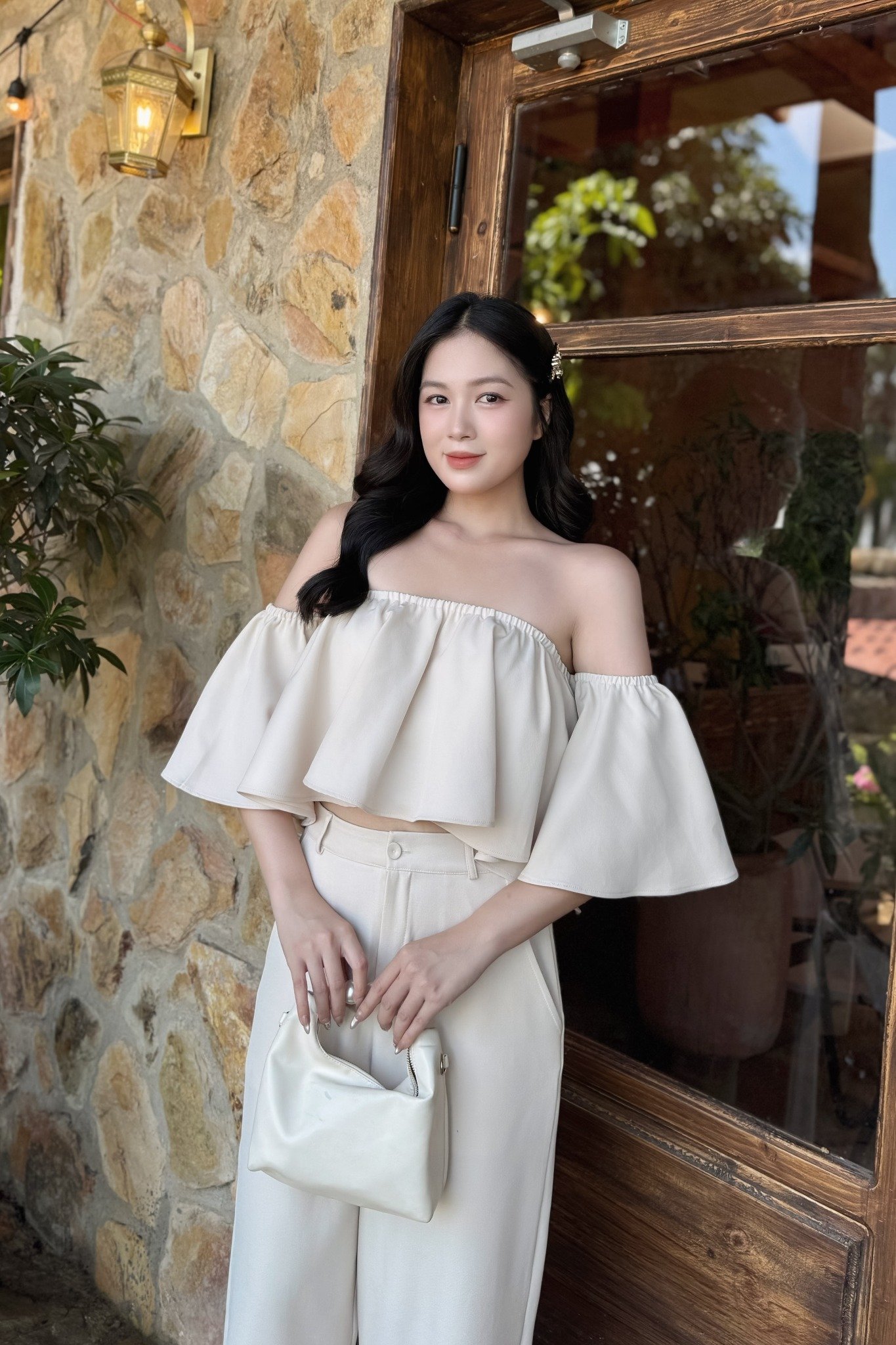 Set áo trễ vai nhún bèo và quần culottes ống rộng kem