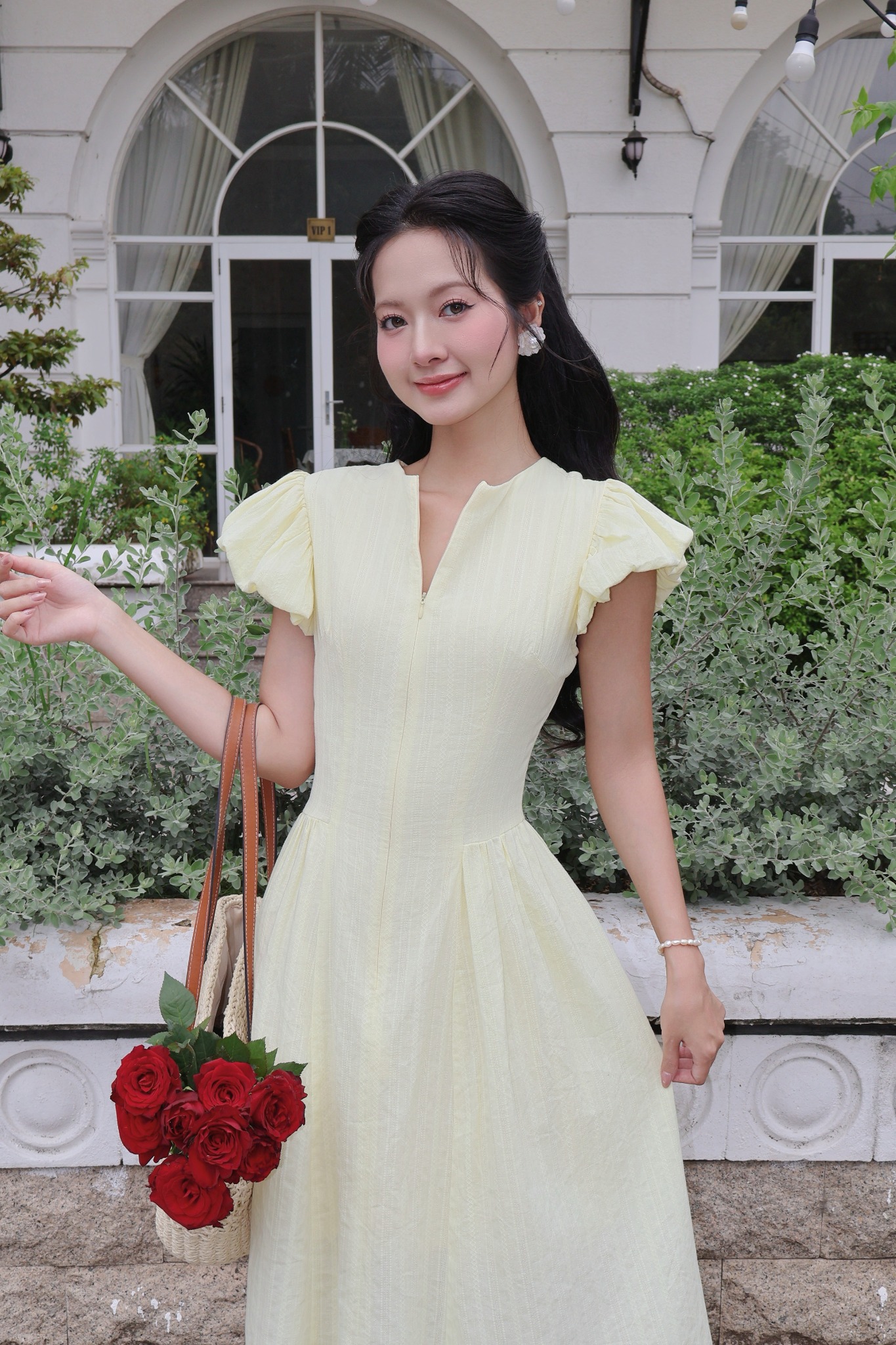 Đầm xòe cotton thêu vàng tay phồng dáng midi