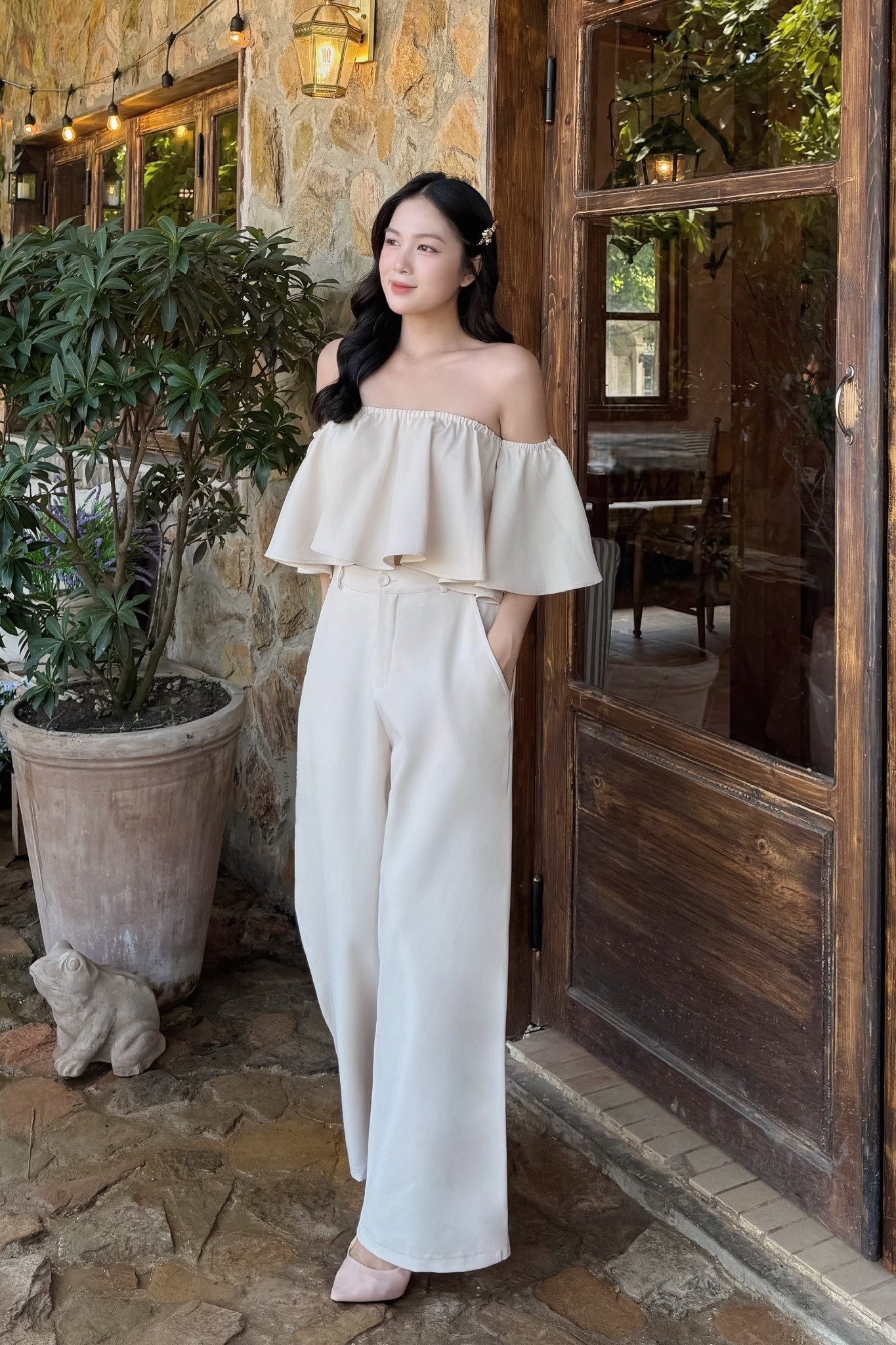 Set áo trễ vai nhún bèo và quần culottes ống rộng kem