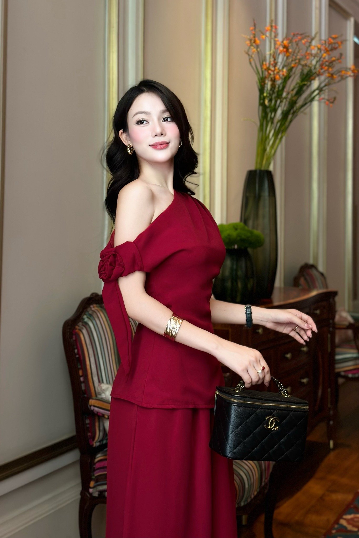 Set áo kiểu cotton đỏ lệch vai phối quần dài