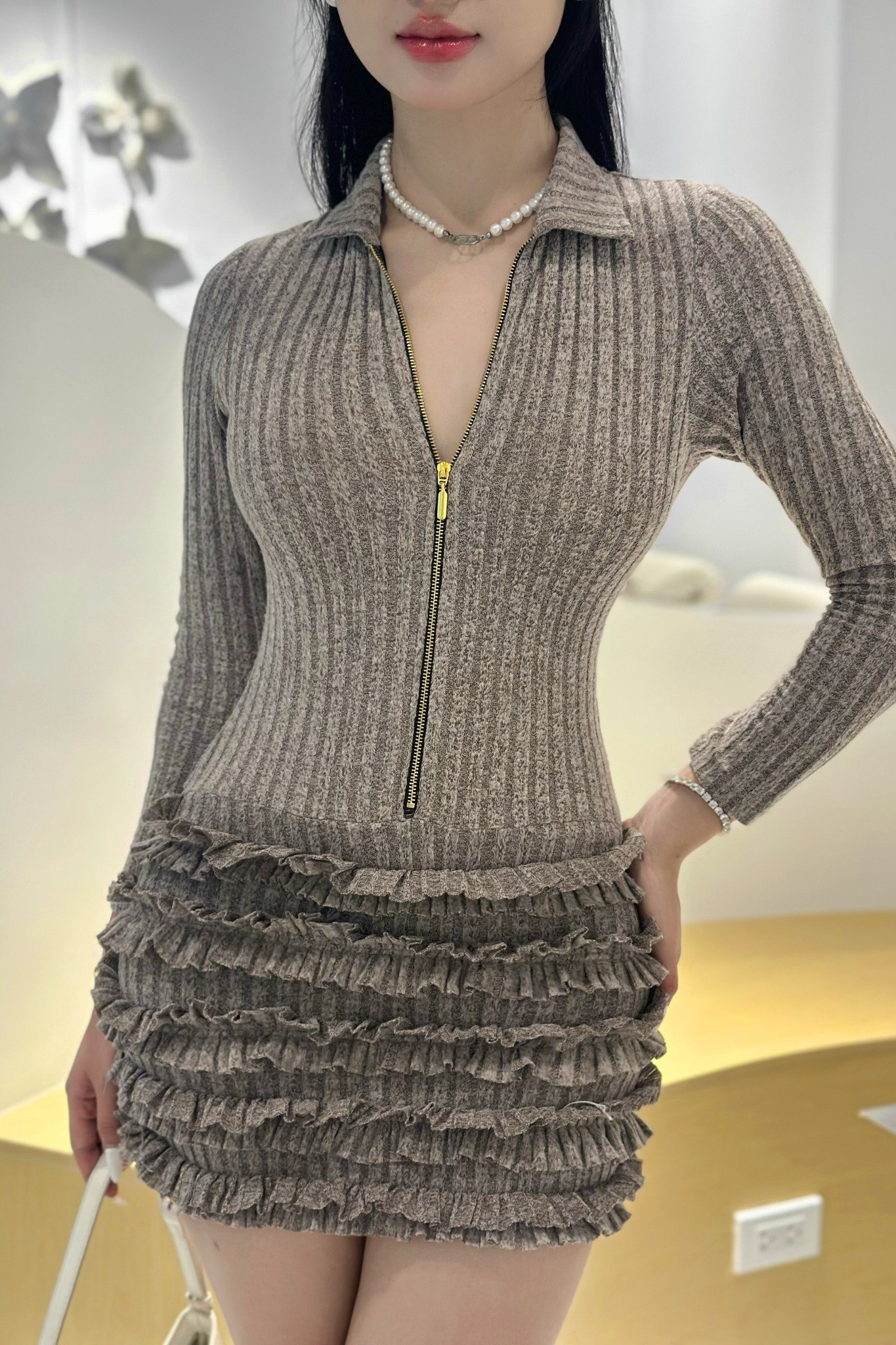 Đầm ôm tùng phối bèo tay dài xám dáng mini