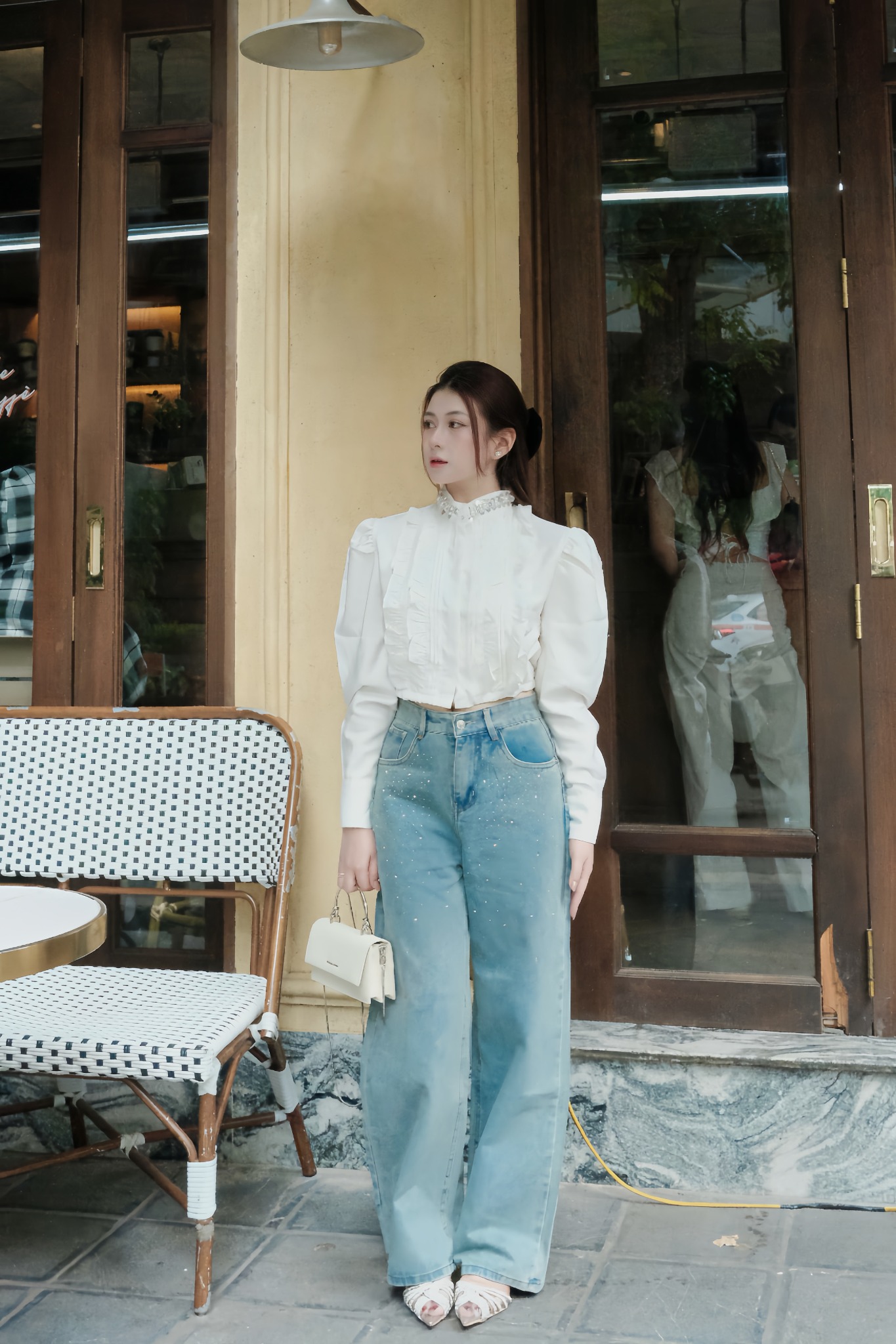 Quần jean ống suông đính đá