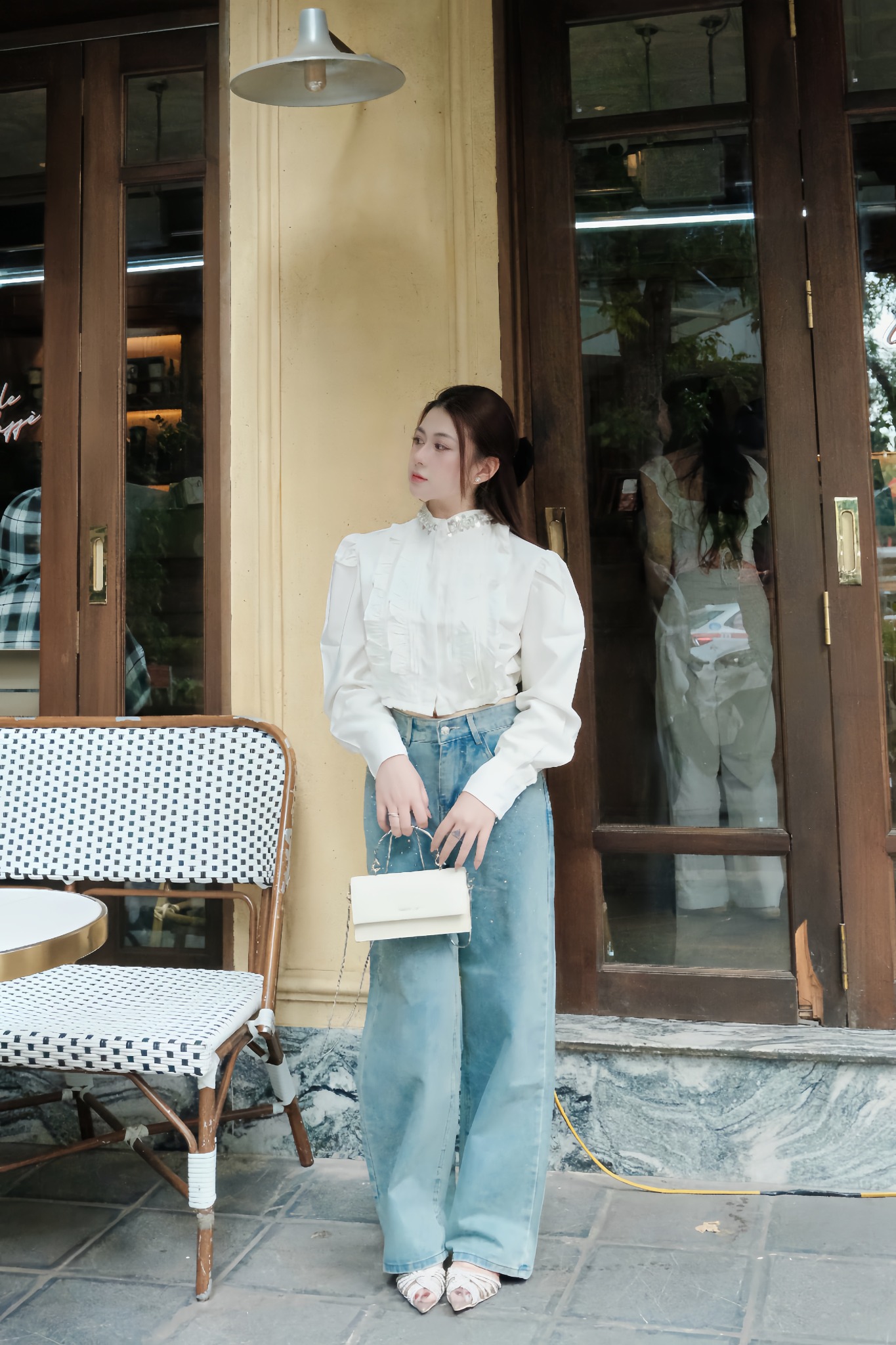 Quần jean ống suông đính đá