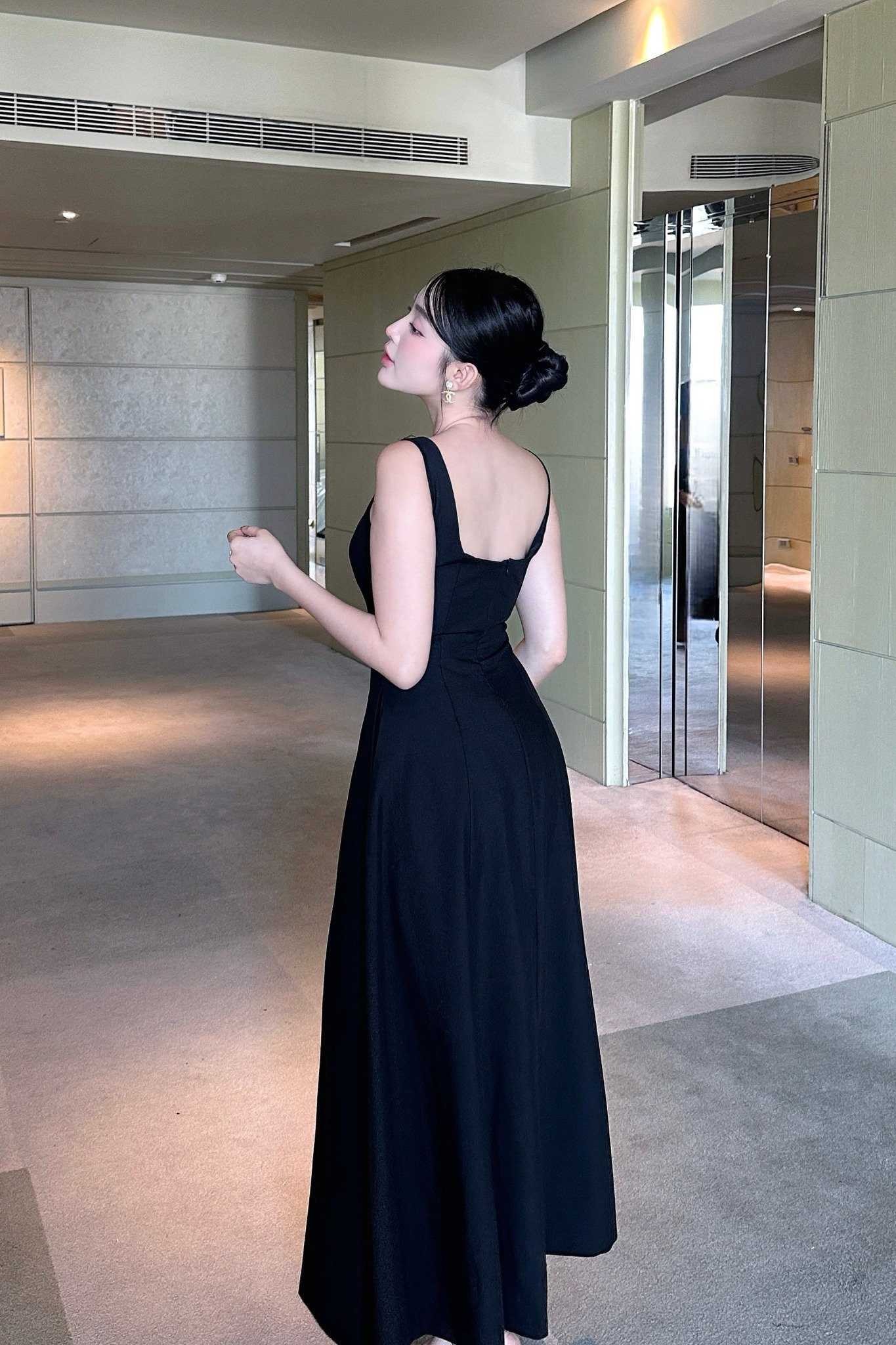 Đầm xòe cổ U dây bản dáng maxi đen