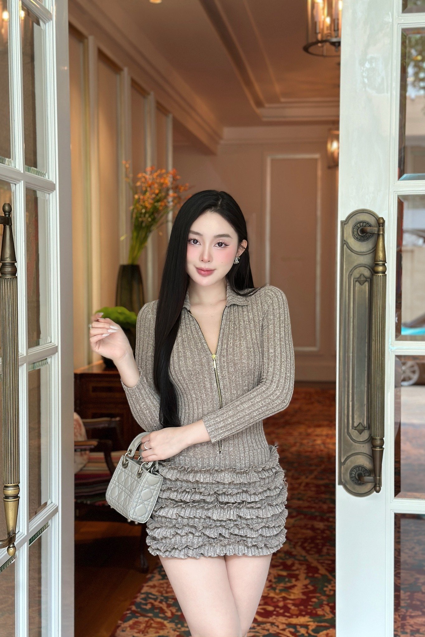 Đầm ôm tùng phối bèo tay dài xám dáng mini