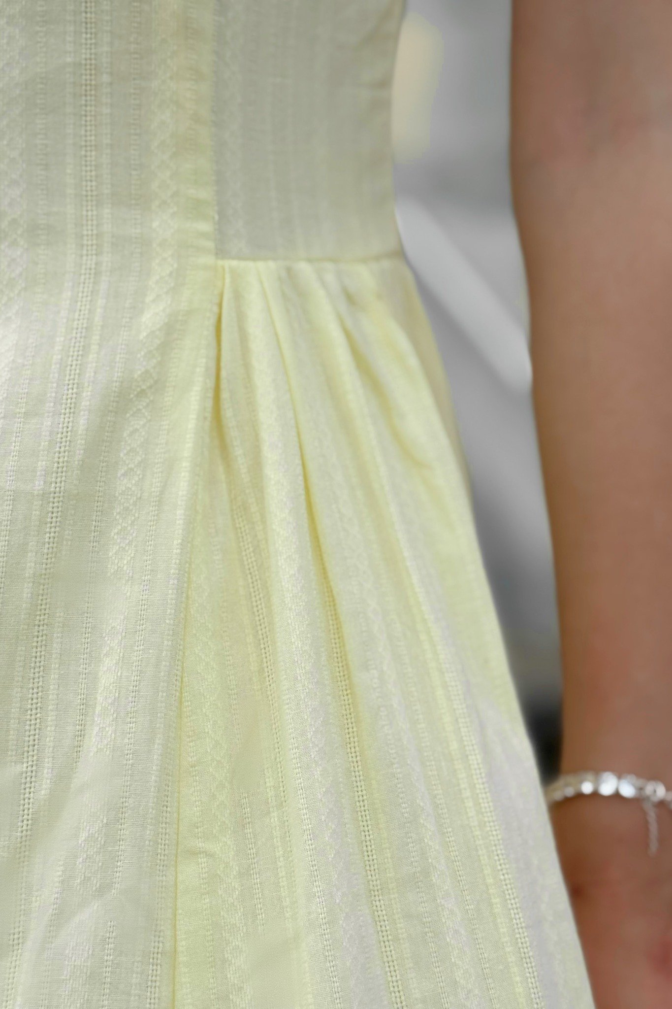 Đầm xòe cotton thêu vàng tay phồng dáng midi