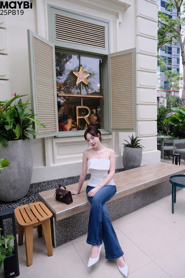Quần jean ống loe xanh da trời đậm