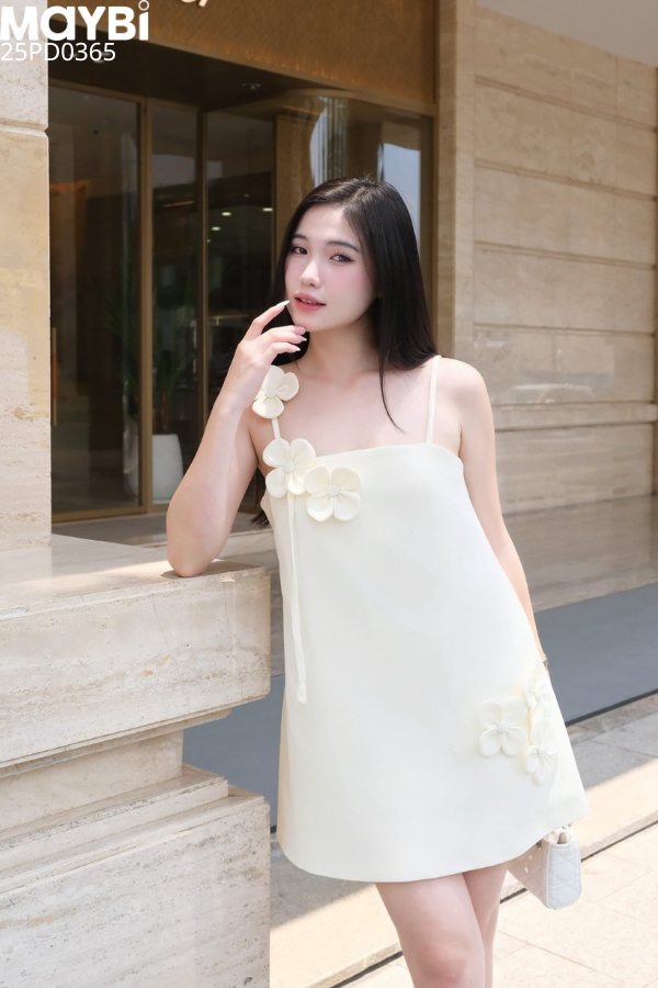 Đầm hai dây đính hoa kiểu dáng mini