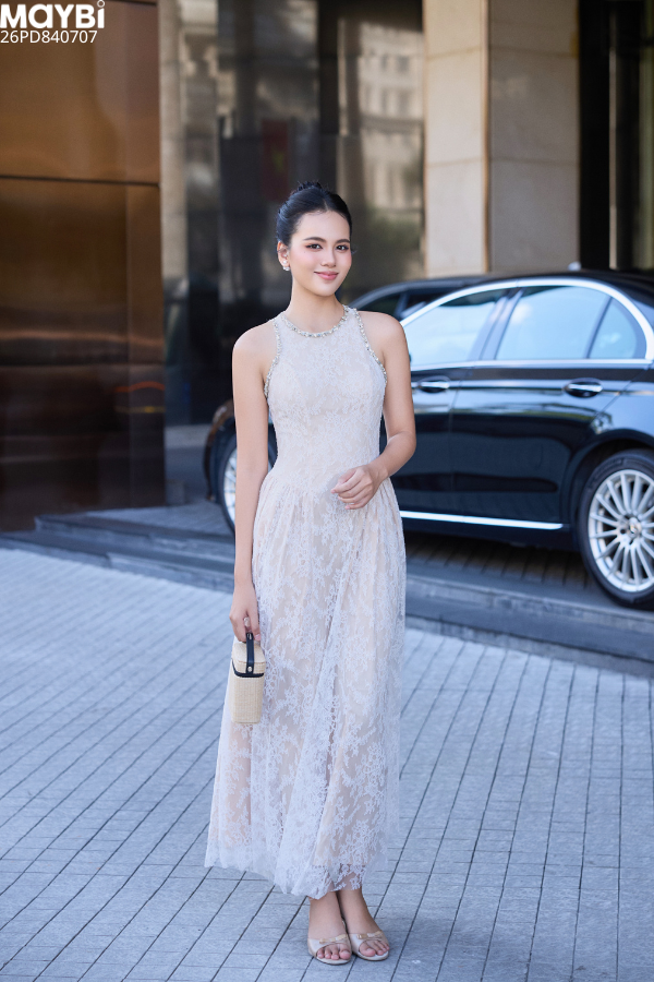 Đầm ren dài đính đá