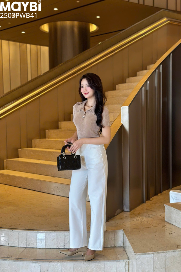 Quần kaki trắng suông thêu nơ trang trí sau