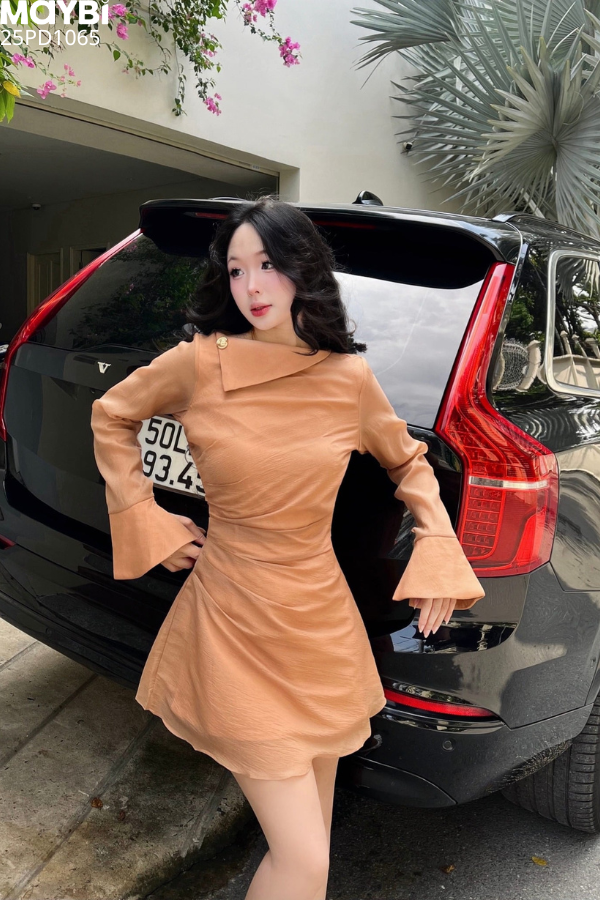 Đầm mini dài tay cổ xéo