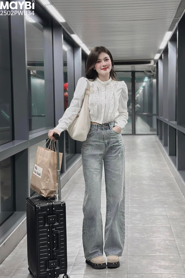 Quần jean ống suông đính đá trang trí