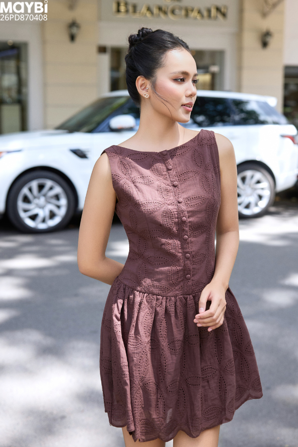 Đầm nâu phối cúc bọc