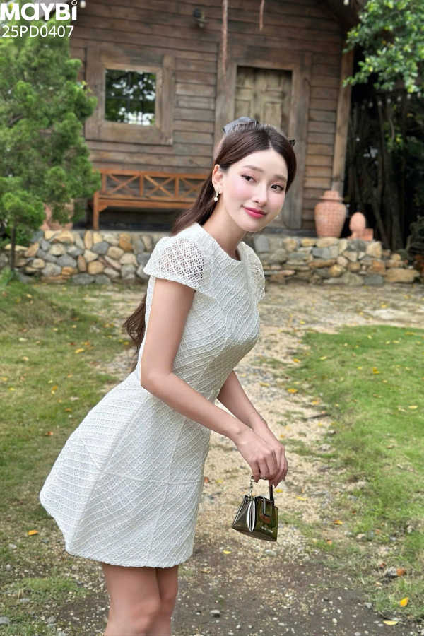 Đầm ren dáng mini cài hoa