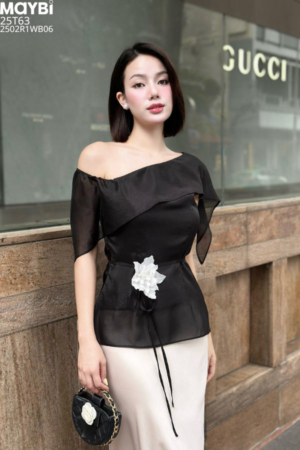 Áo kiểu bẹt vai tằm ánh đen kèm thắt lưng hoa