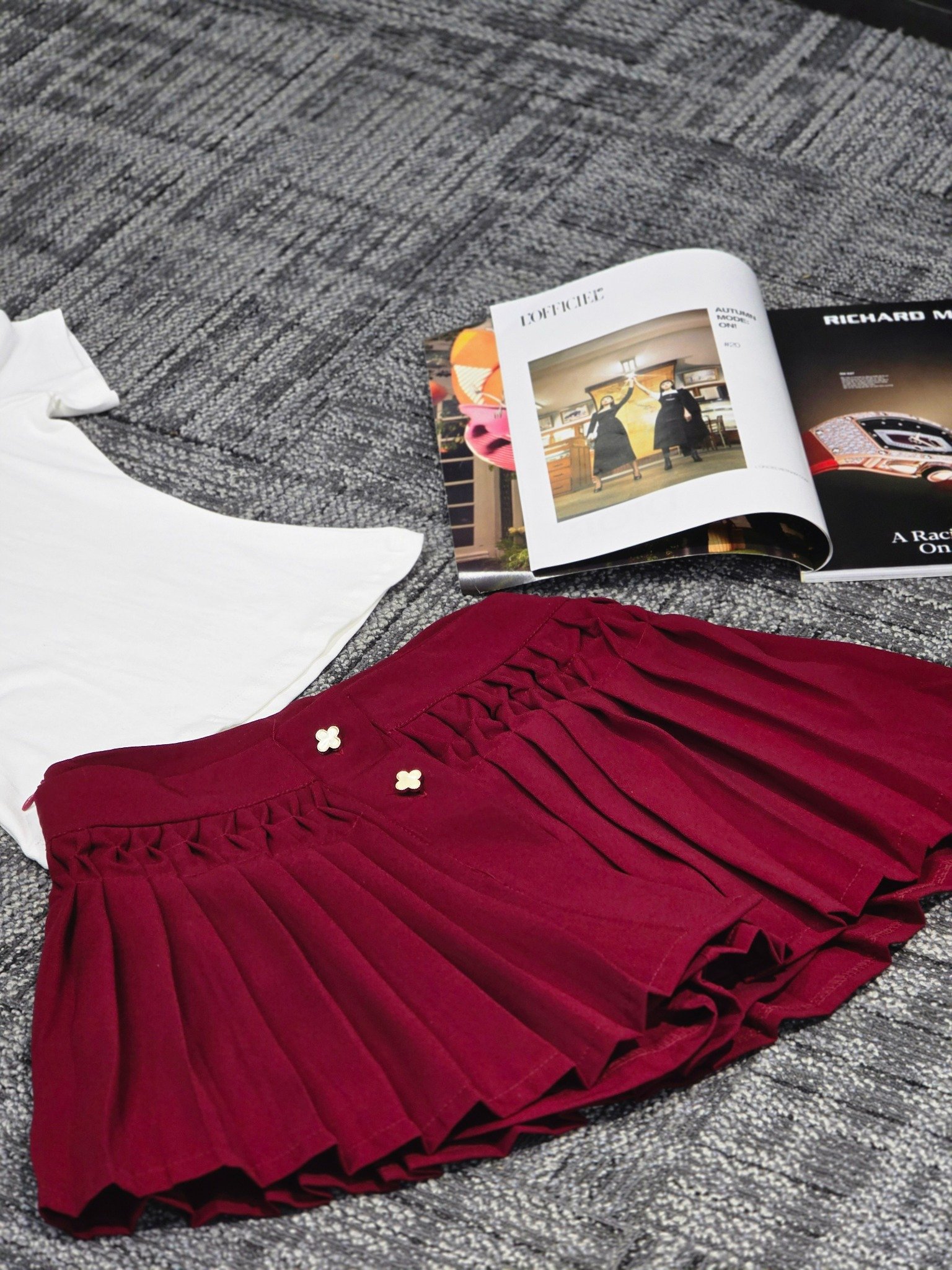 Set áo thun ôm tay ngắn phối chân váy xòe xếp ly dáng mini