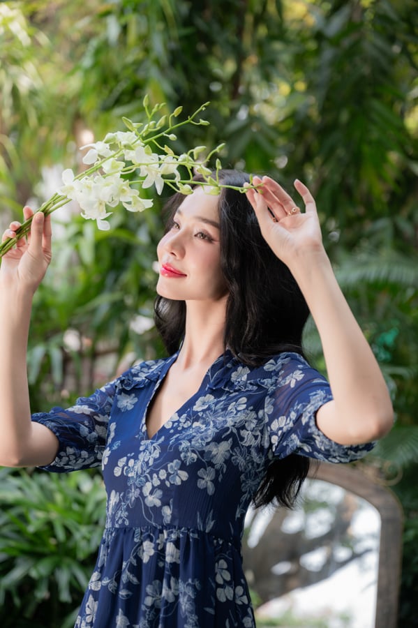 Đầm tầng xòe voan hoa cổ V