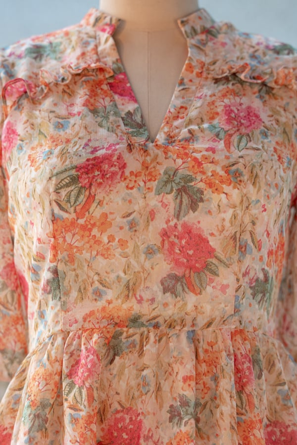 Đầm tầng xòe voan hoa cổ V