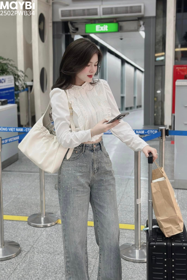 Quần jean ống suông đính đá trang trí