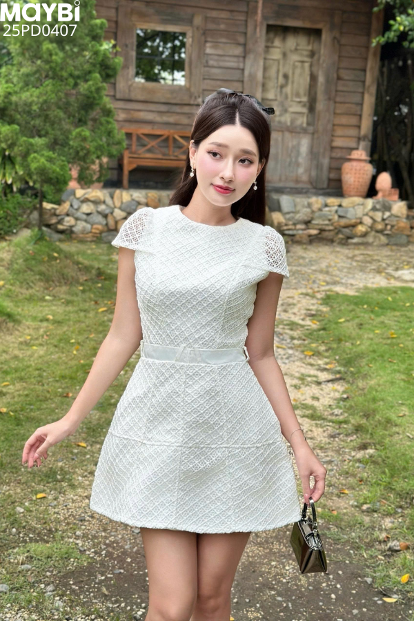 Đầm ren dáng mini cài hoa