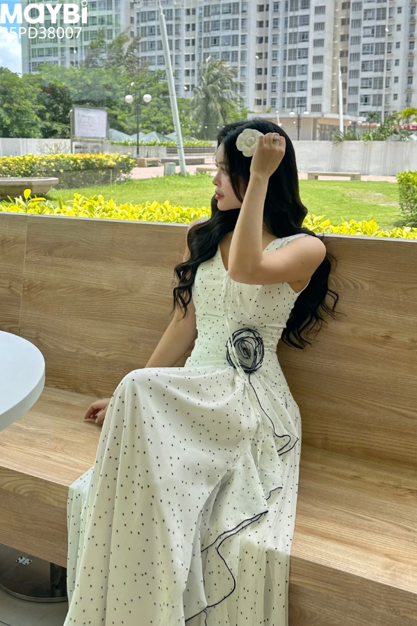 Đầm xòe cổ V xẻ tà dáng maxi