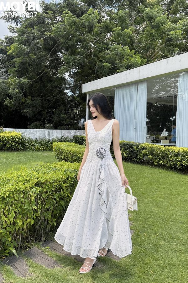 Đầm xòe cổ V xẻ tà dáng maxi