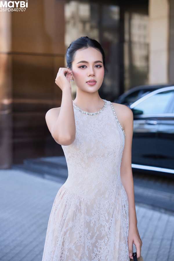 Đầm ren dài đính đá